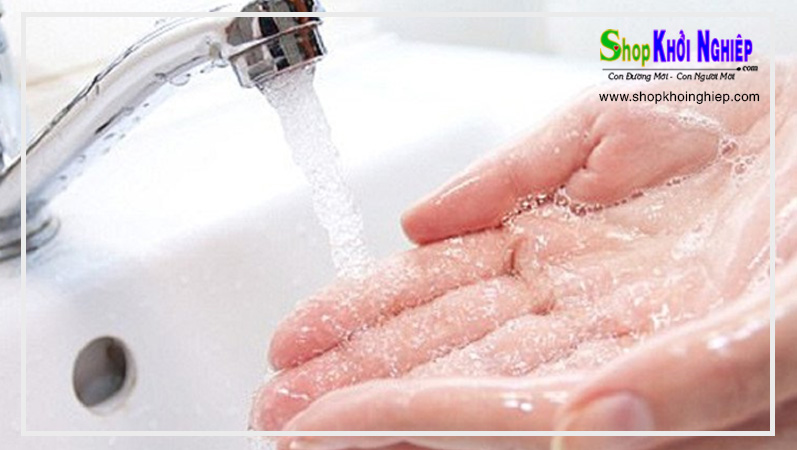 Chỉ nên rửa tay bằng nước lạnh (hoặc nước ấm) để da tay không bị khô ráp