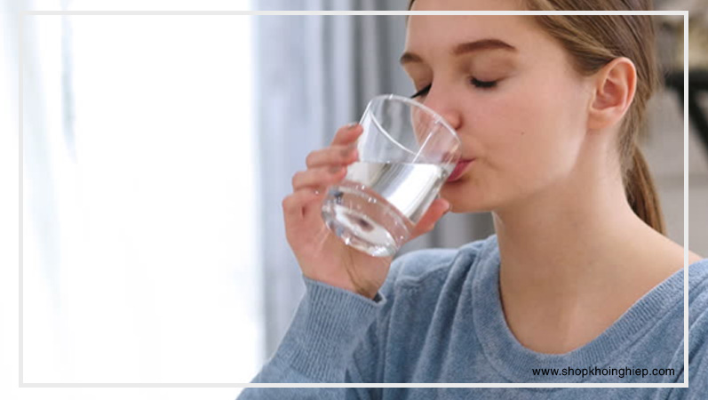 Uống đủ lượng nước cần thiết mỗi ngày